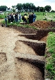 Neředín "Mýlina". Účastníci mezinárodní archeologické komise nad průběhem zkoumaného římského příkopu (roku 2001)